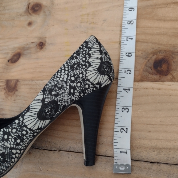 Madden Girl Black & White Kaboby Peep Toe Heels New Size 6.5 - Picture 5 of 14